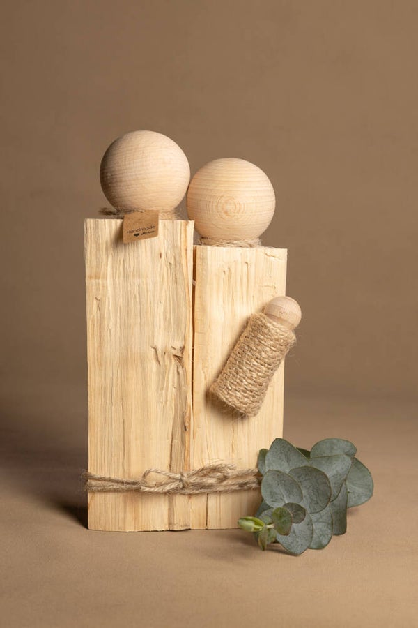 Houten echtpaar met baby