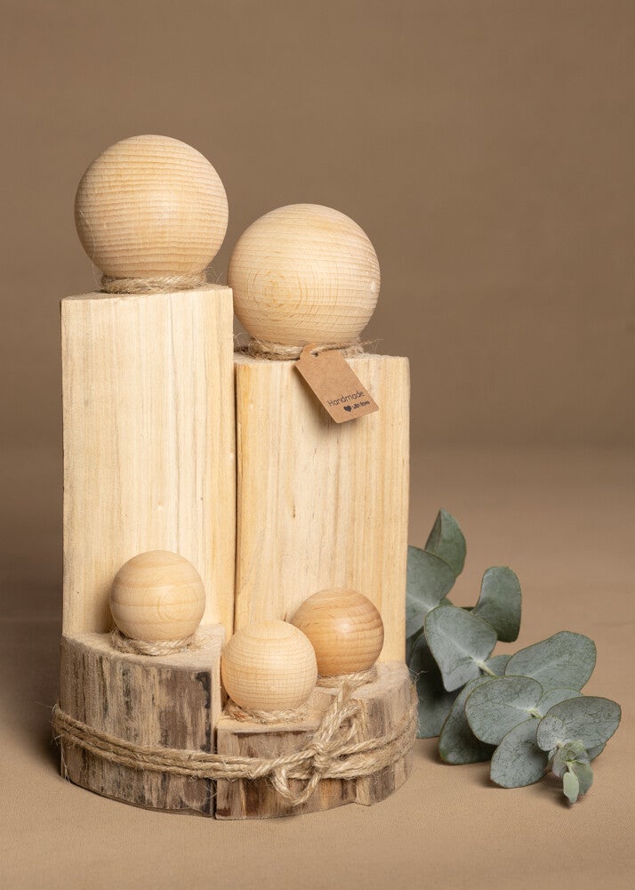 Houten echtpaar met 3 kinderen
