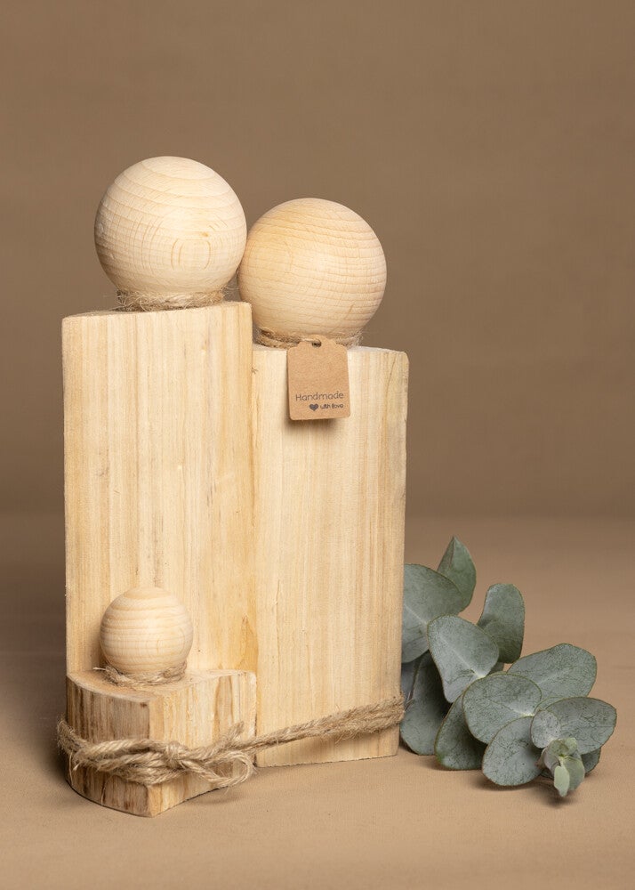 Houten echtpaar met 1 kind