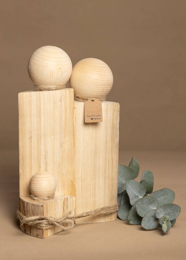 Houten echtpaar met 1 kind