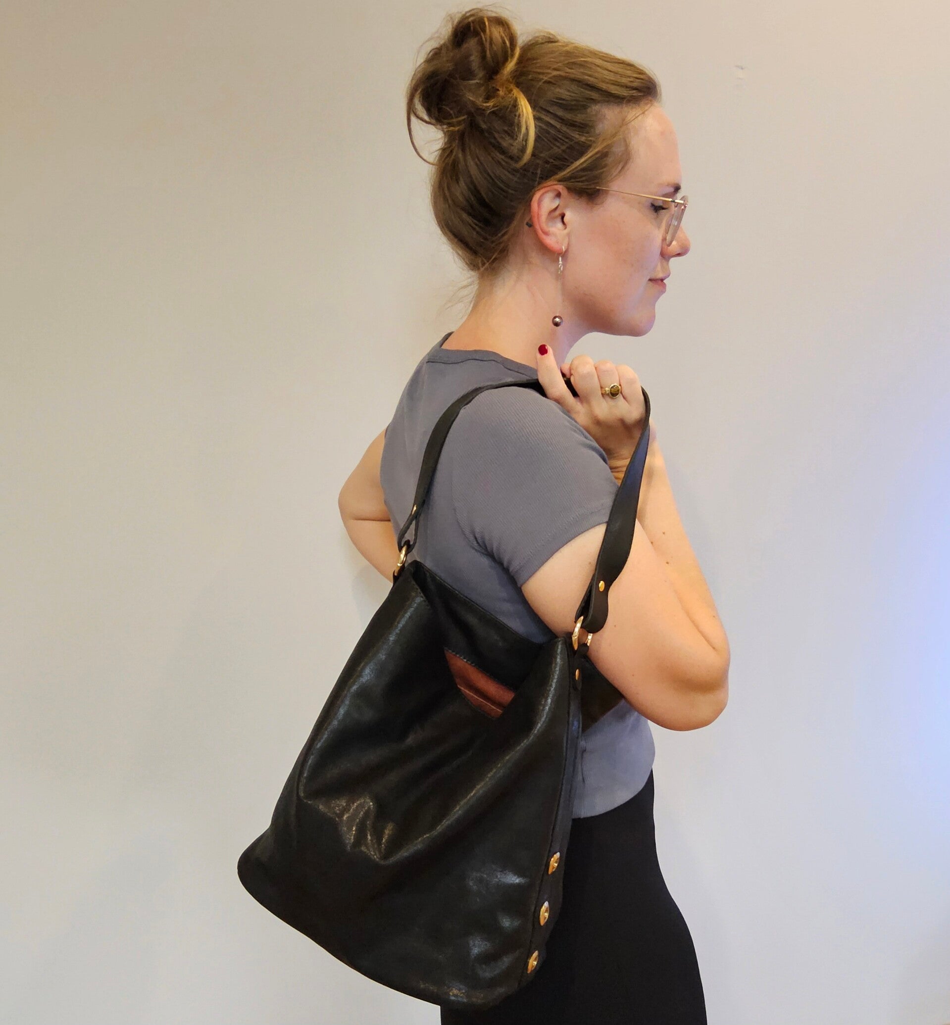 Frau mit schwarzer Lederhandtasche Shopper