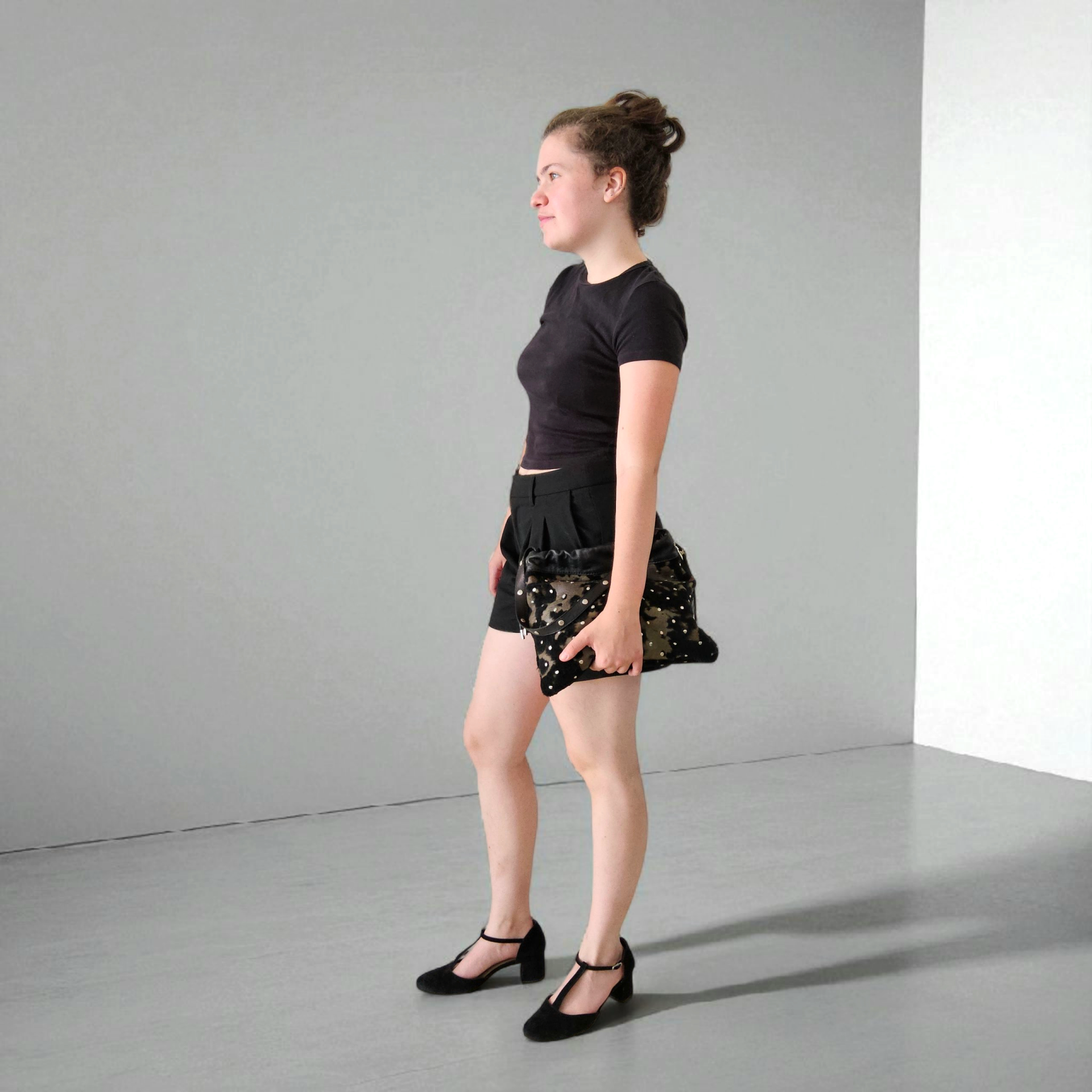 Frau mit Handtasche, olivfarbenes Leder mit Fellbesatz und Nieten