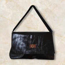 handtasche-mit-goldenen-verschluss-standard.jpg