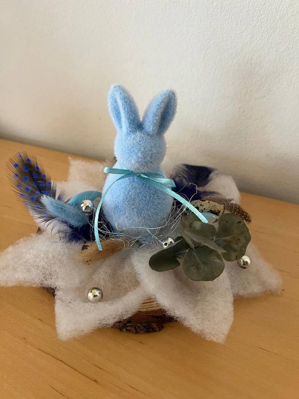 Handgemachtes Osterdeko-Arrangement mit blauem Häschen – Unikat aus Naturmaterialien