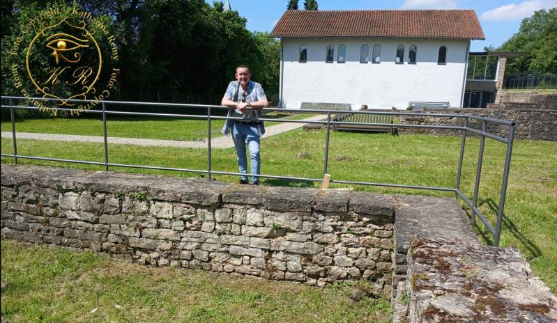 Grundmauern der römischen Villa in Nennig und das Schutzhaus des Mosaikfußbodens