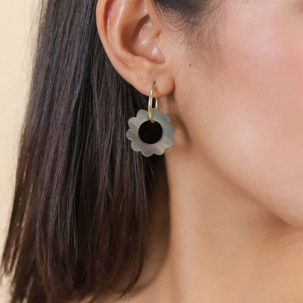 Boucles d’oreilles Fleurette – Créoles fleur nacre noire