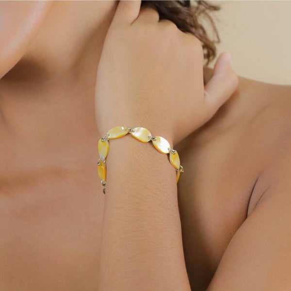 Bracelet Fioria – Ajustable pétale en nacre dorée