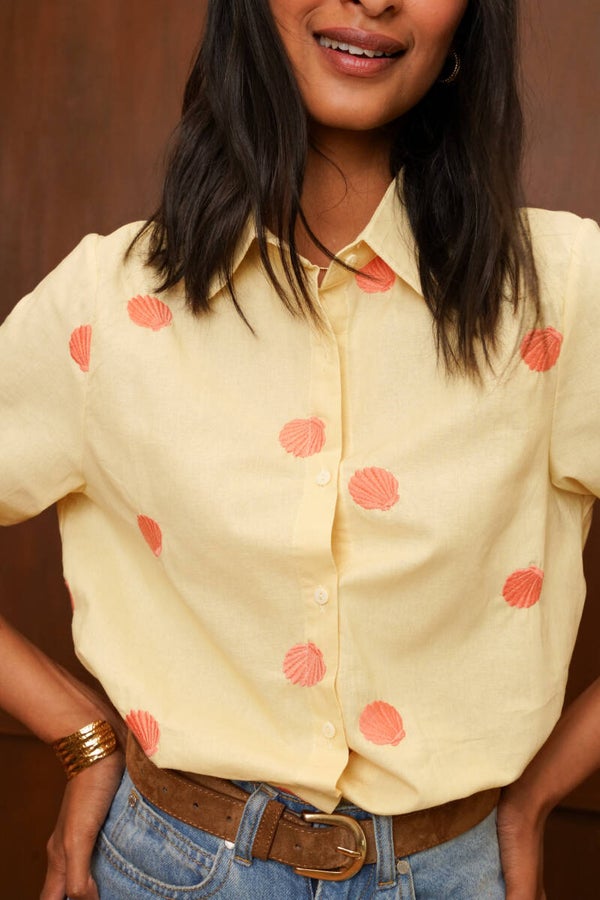 Chemise Corail – chemise femme jaune brodée coquilles Saint-Jacques