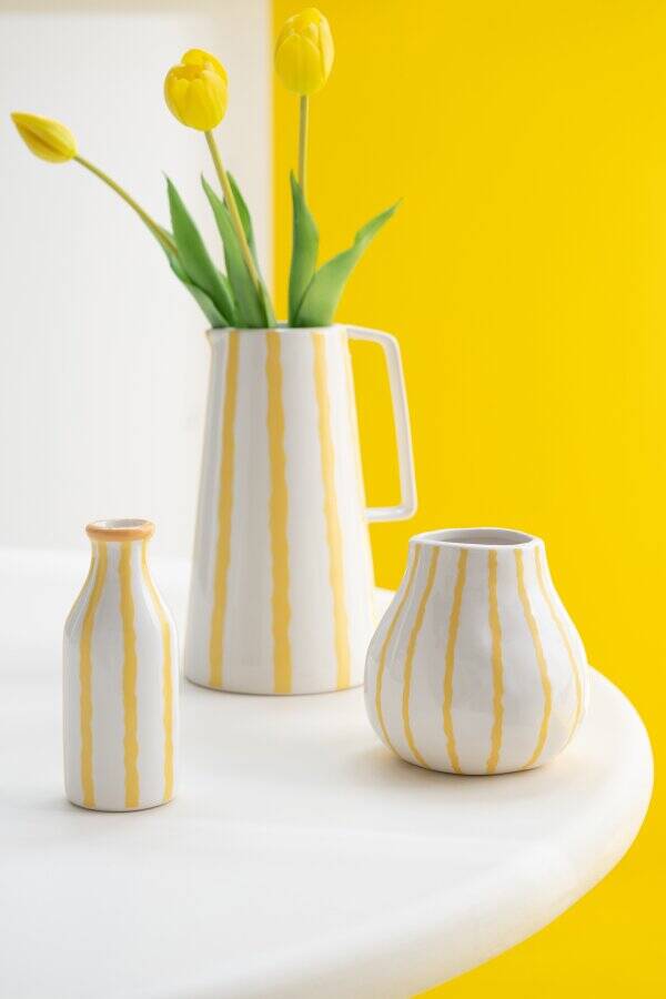 Vase rayé en dolomite blanc et jaune clair – vase déco