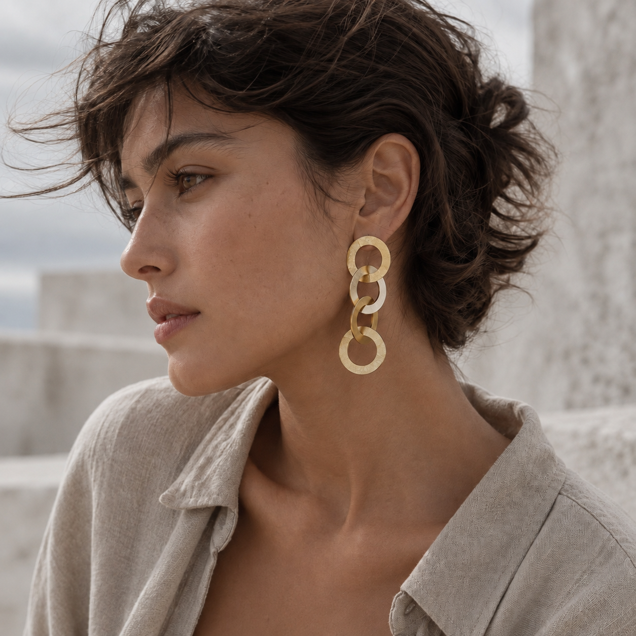 Een vrouw draagt statement oorbellen van Vic the Label - stainless steel jewelry