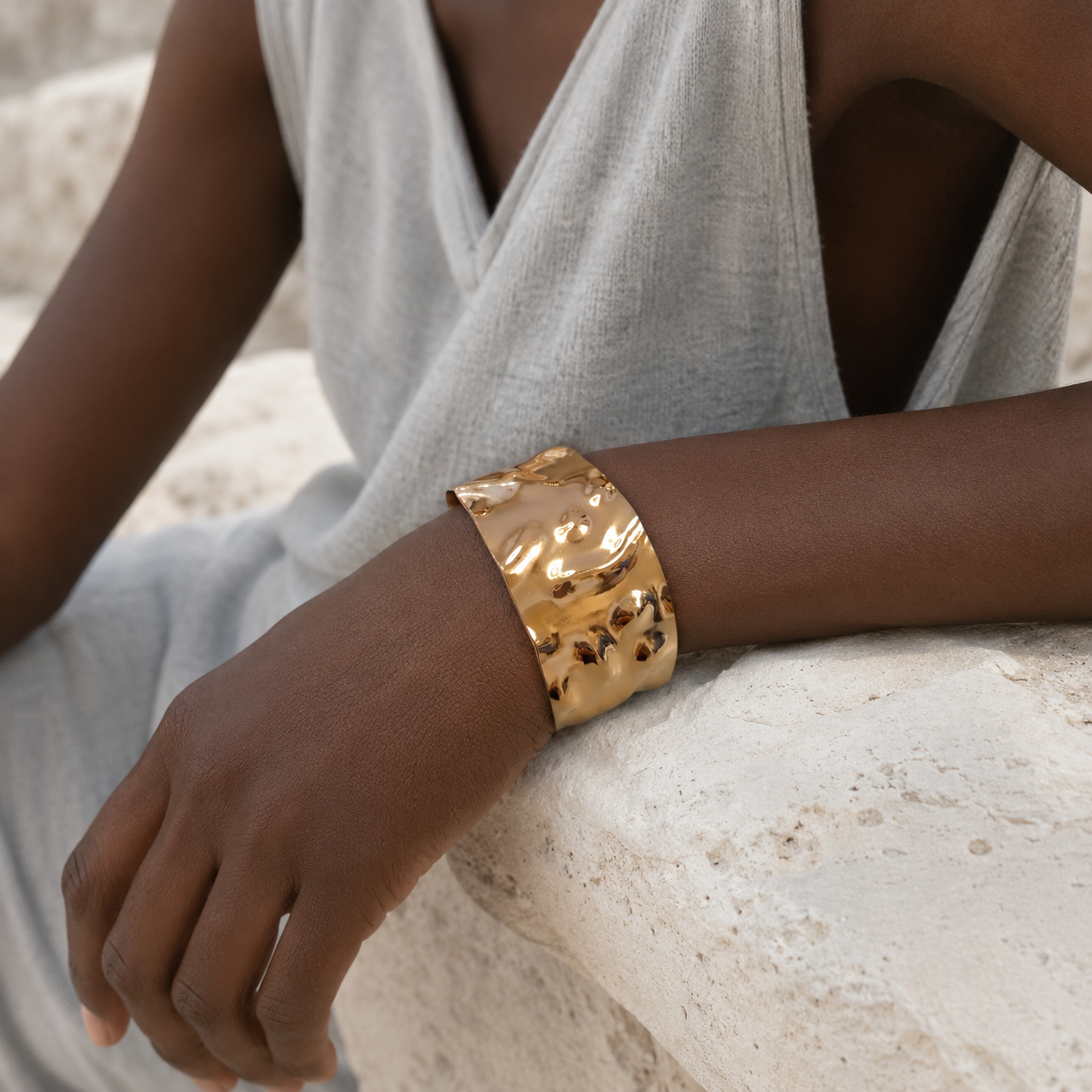 Een vrouw draagt een brede armband van Vic the Label - stainless steel jewelry