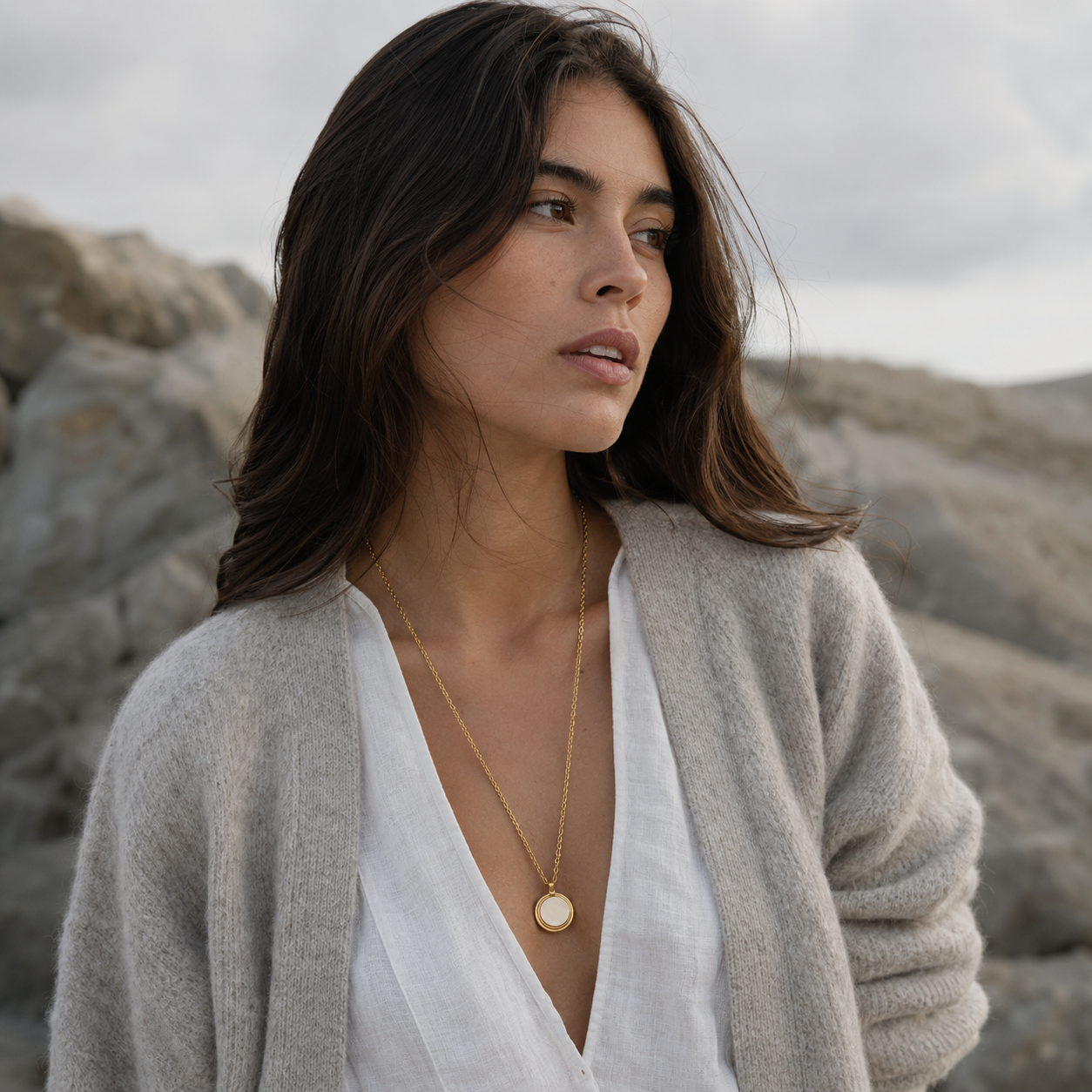 Een vrouw draagt een ketting uit de Day to Day collectie van  Vic the Label - stainless steel sieraden