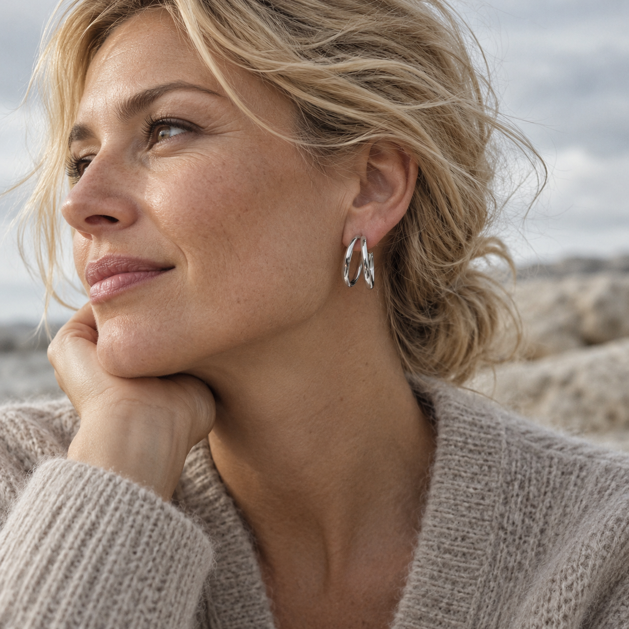 Een vrouw draagt oorbellen uit de City Chic collectie van Vic the Label - stainless steel sieraden
