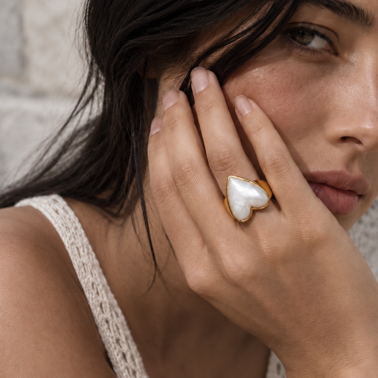 Een vrouw draagt een hartvormige ring van Vic the Label - stainless steel jewelry 