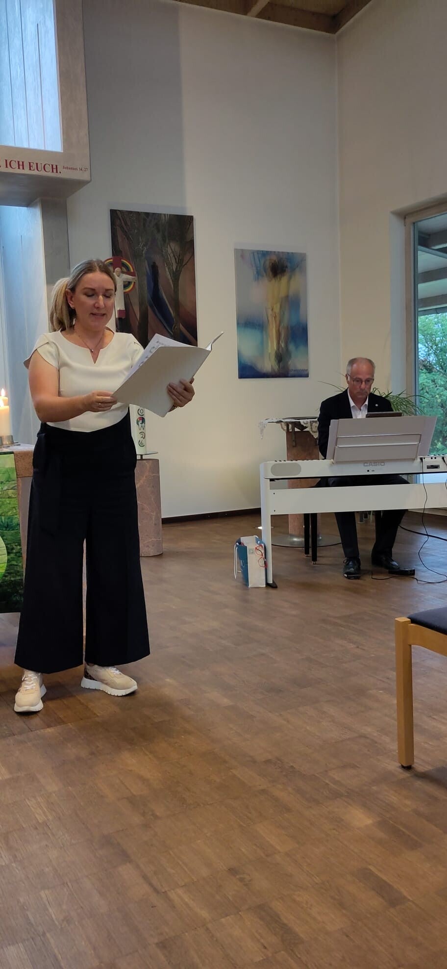 Sabine Nickel singt und wird von Markus Nickel am E-Piano in der Kirche begleitet