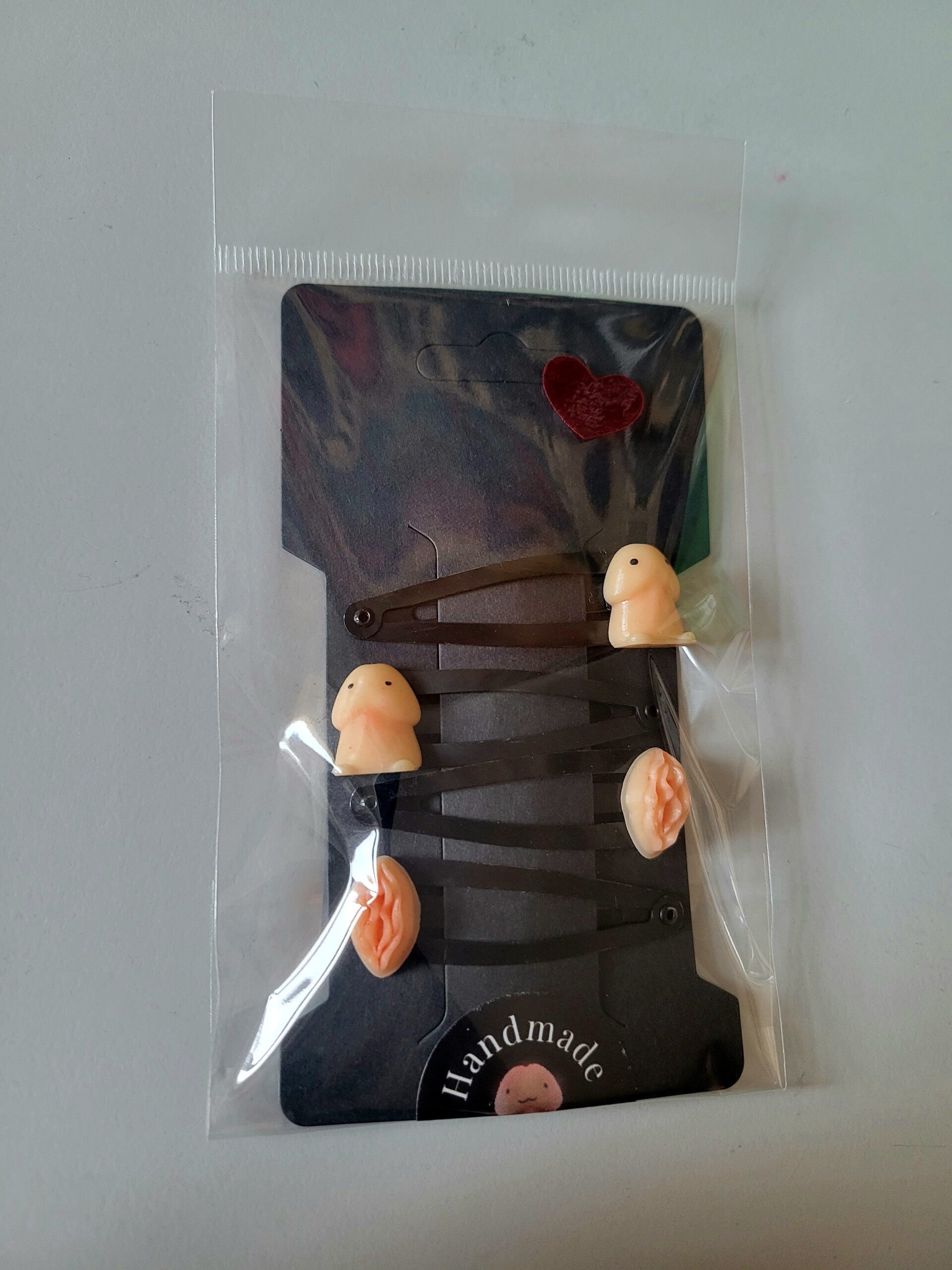 Haarspange Penis und Vulva