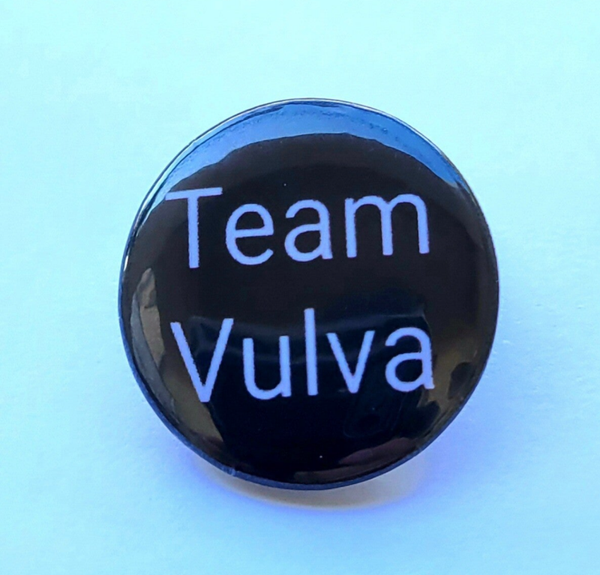 Button Team Vulva 25mm