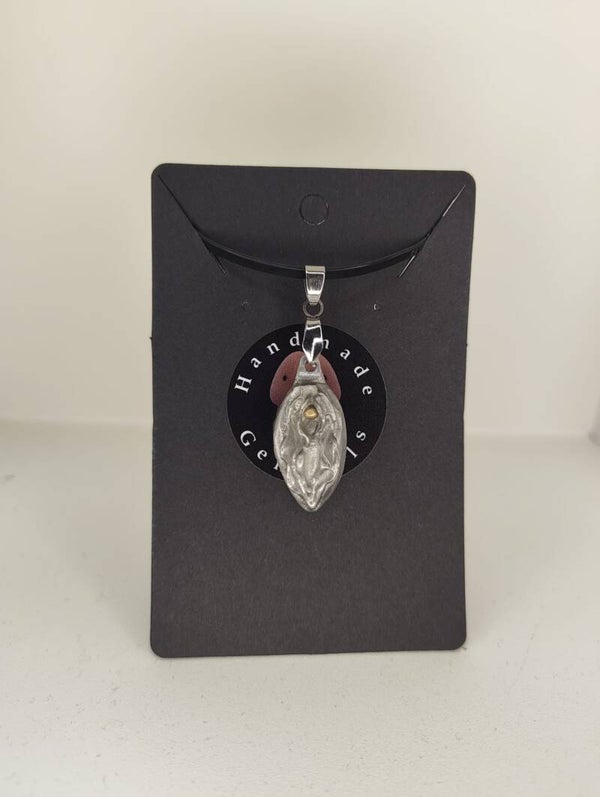 Metall Vulva Kettenanhänger "golden Pearl"