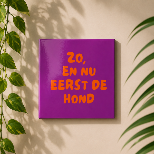 Zo, en nu eerst de hond | Tegeltje