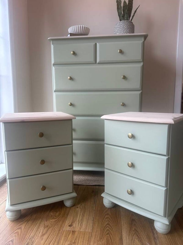 Matching chest of drawers and bedsides