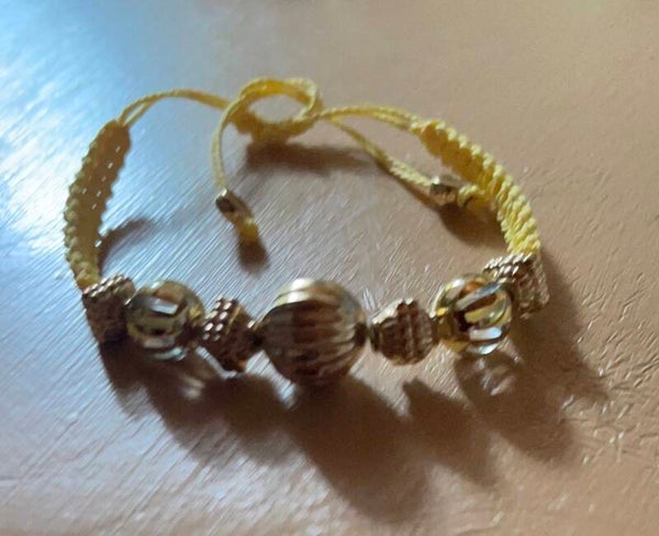 Pulsera de nudo amarilla con piedras preciosas