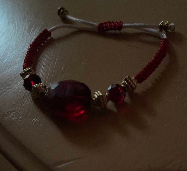 Pulsera de nudo rojo y blanco con una piedra de cristal rojo y dos bolas de color  rojas