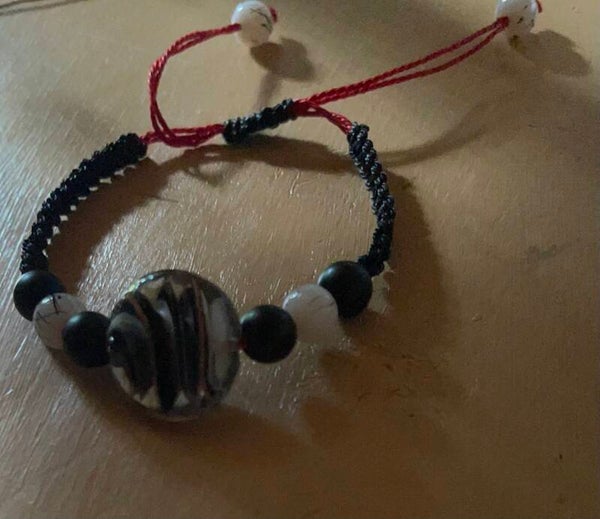 Pulsera de hilo en nudo con piedra de zebra