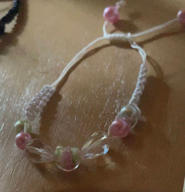Pulsera de nudo blanco y rosa