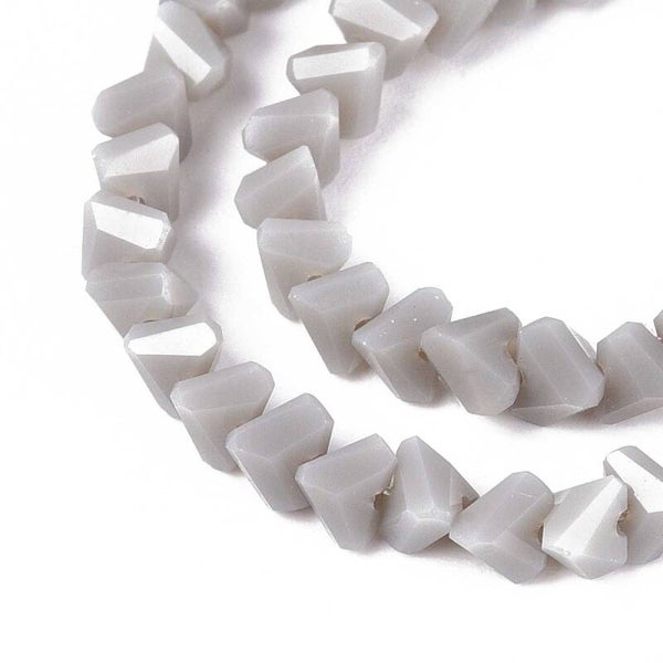 Triangle glaskralen grijs ca. 4 a 4.5 mm | Streng ca. 125 stuks