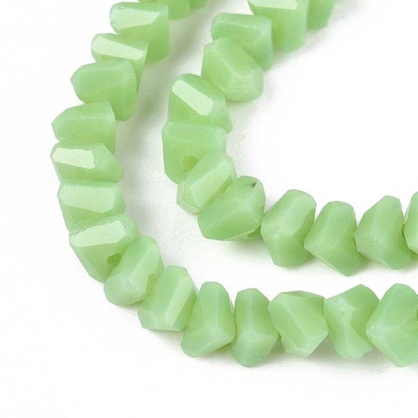 Triangle glaskralen groen ca. 4 a 4.5 mm | Streng ca. 125 stuks