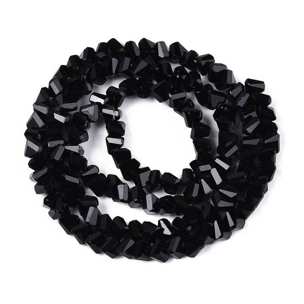 Triangle glaskralen zwart ca. 4 a 4.5 mm | Streng ca. 125 stuks