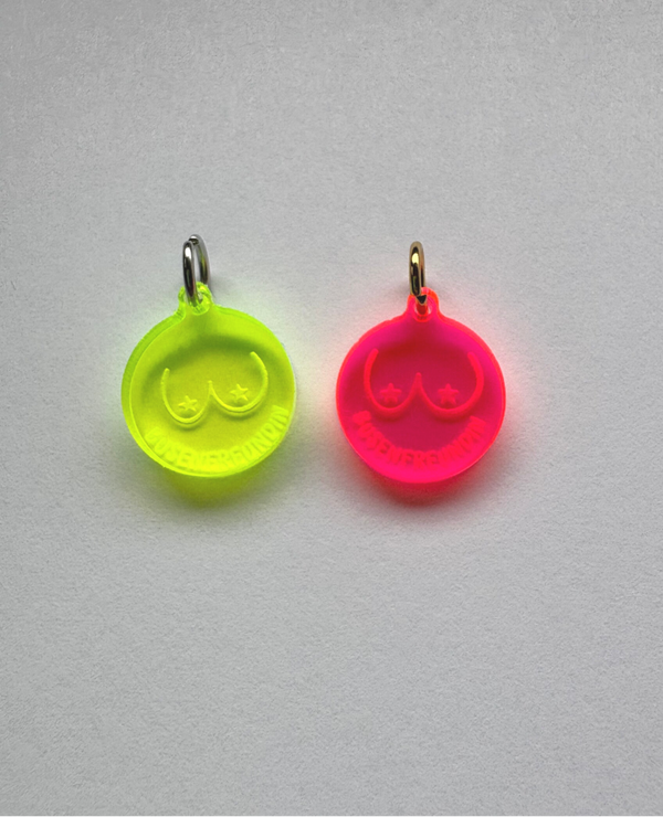 SMUK BI Anhänger "Busenfreundin“