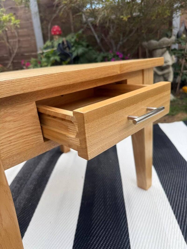 🌿 Beautiful Solid Oak Two-Drawer Lamp/Side Table 🌿