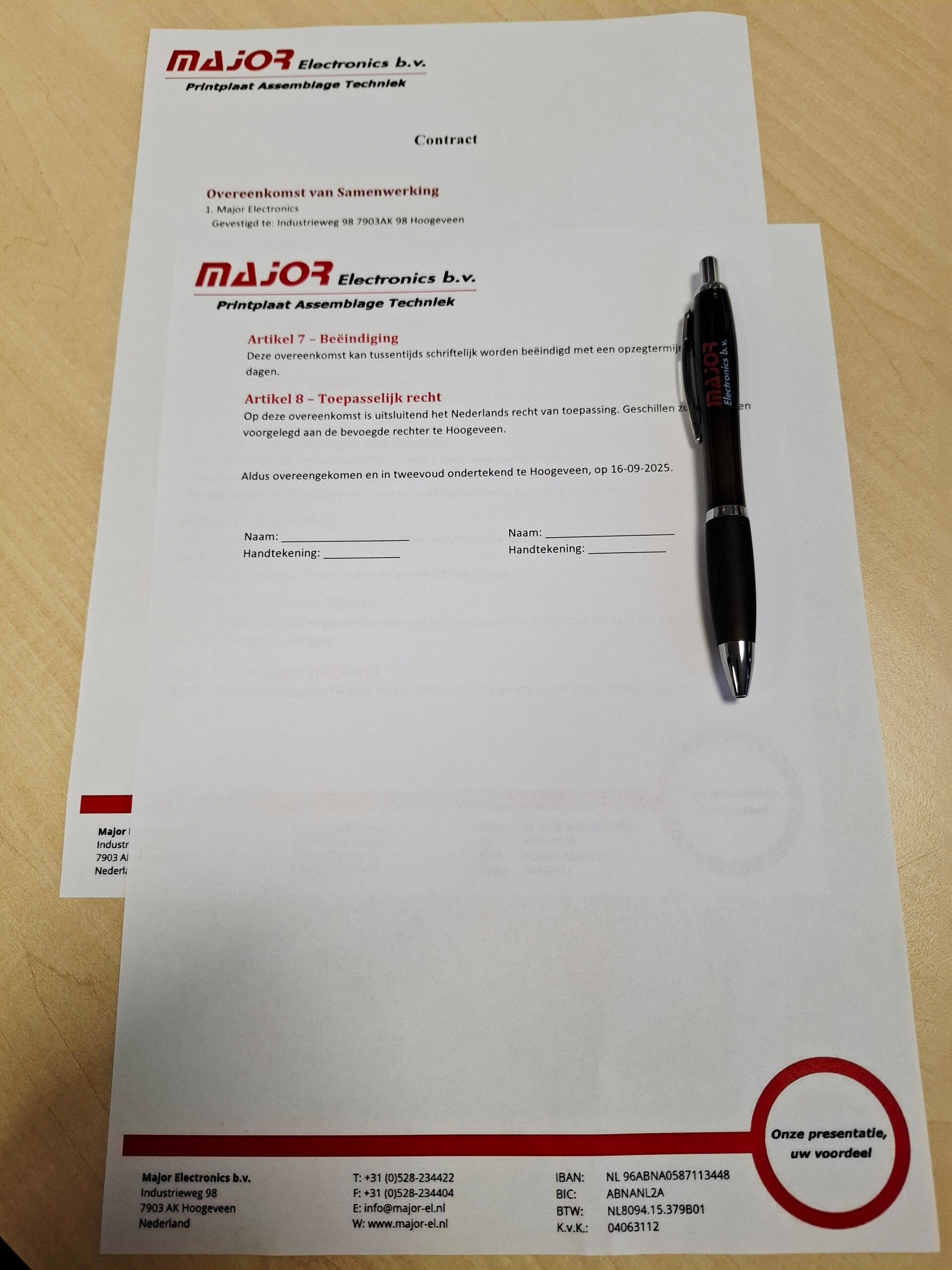 Contract met pen, van Major electronics