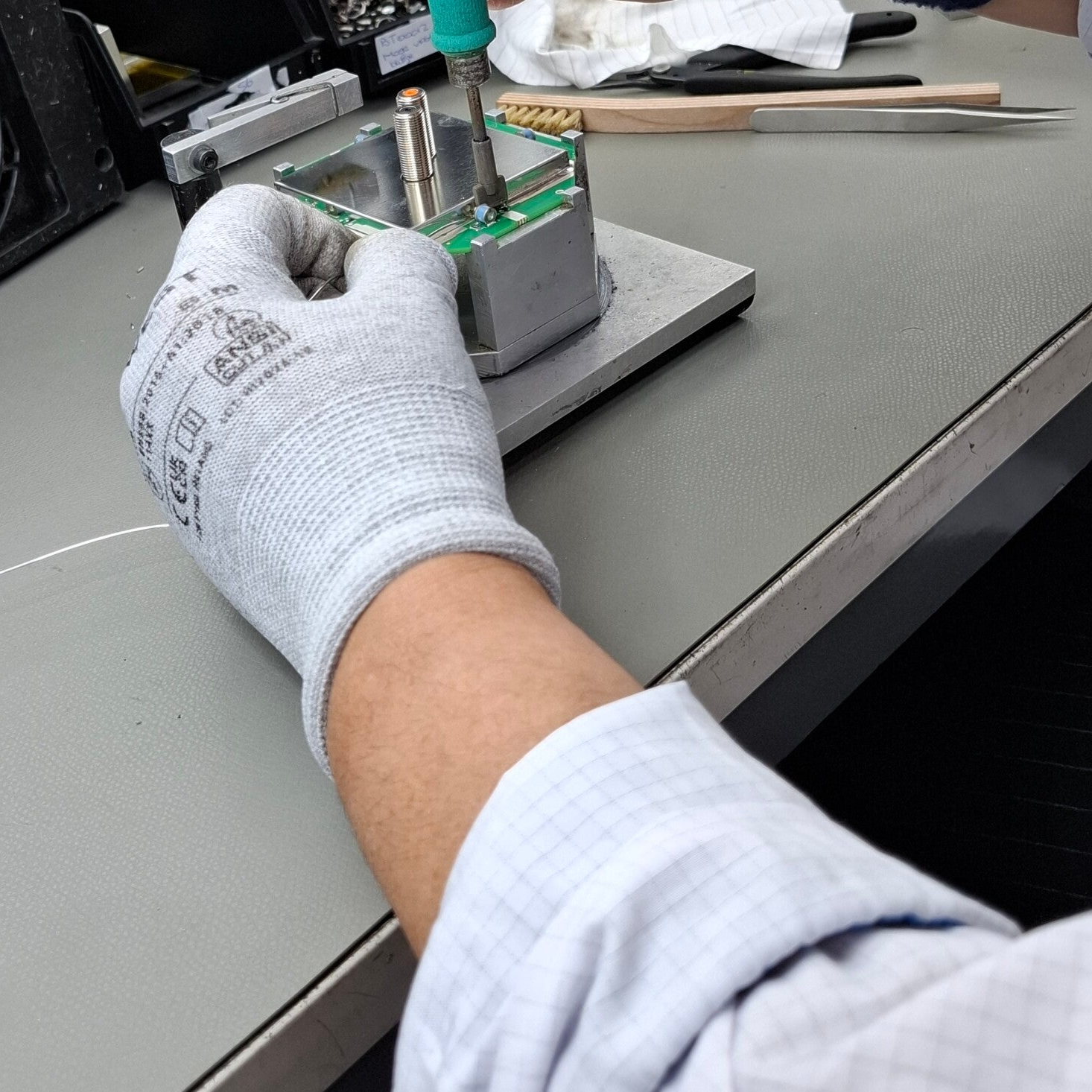 Productiemedewerker die aan het solderen is bij  Major electronics