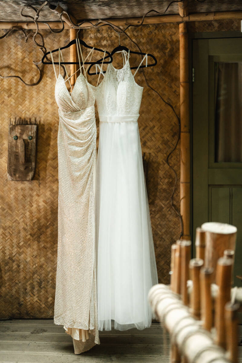 Twee bruidsjurken hangen aan een hanger in de Jungle Dome, Center parcs Heijderbos. Een witte jurk en een glitterjurk. Dreamdreasses. Wedding and Dreams. Leafsum. 