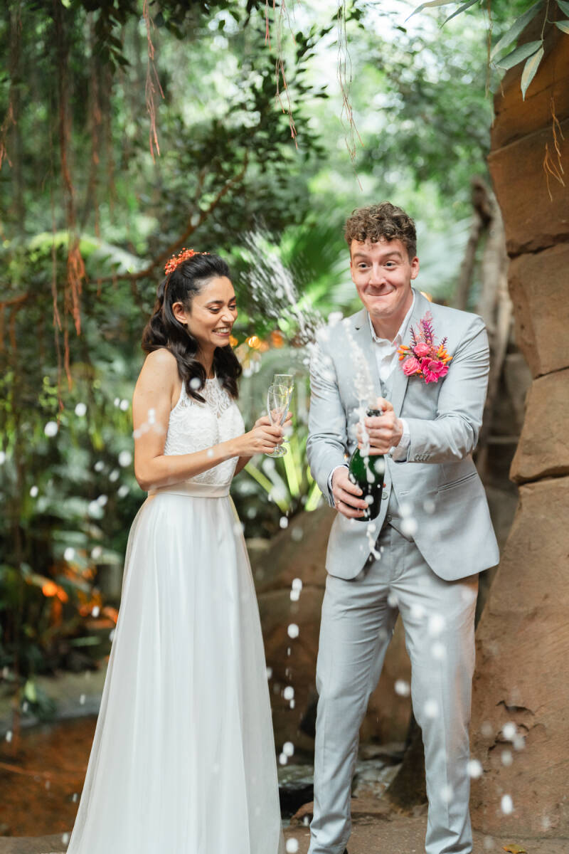 Proostmoment. Het bruidspaar opent de champagne. Leafsum. Centerparcs Jungledome. Wedding and Dreams. 