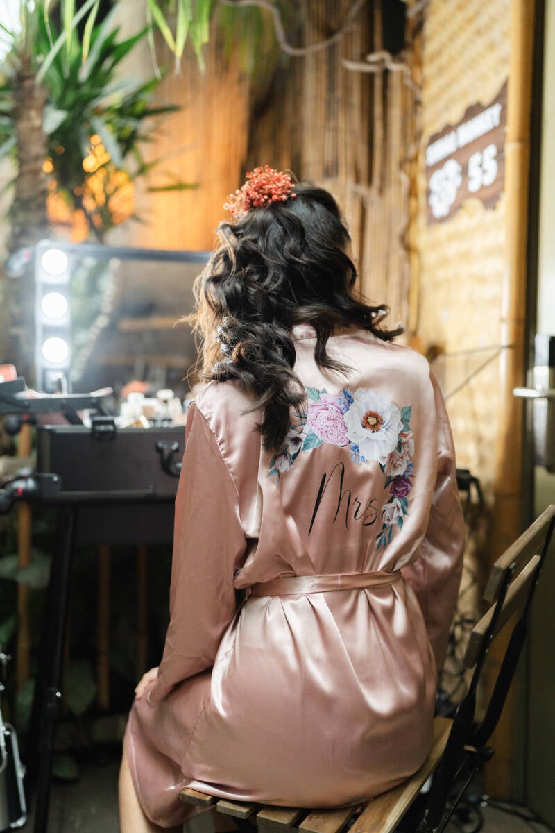Bruid in gepersonaliseerde kimono  zit voor de make up tafel