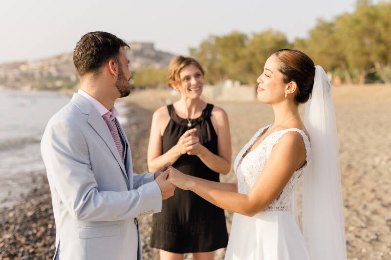 Trouwen op het strand van Molivos, op het eiland Lesbos in Griekenland. Een prachtige trouwlocatie! Elvira Patelias, die hier jaren heeft gewoond, helpt  graag jullie droombruiloft hier te realiseren. Weddingplanner, ceremoniemeester, ceremoniespreker.