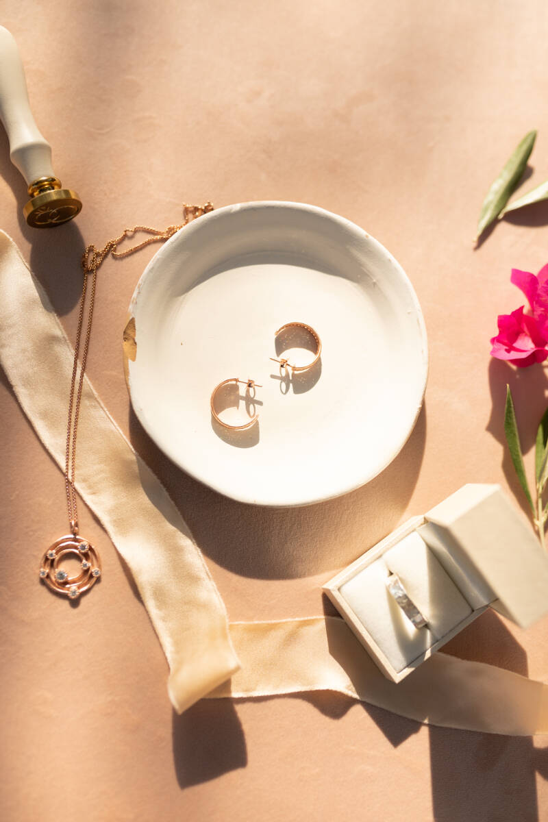 Een bruiloft in Griekenland  met Griekse bruidssieraden. De ketting en oorbellen zijn van rosé goud en de trouwring van witgoud, een prachtige combinatie! Wedding and Dreams organiseert bruiloften op het eiland Lesbos in Griekenland.  