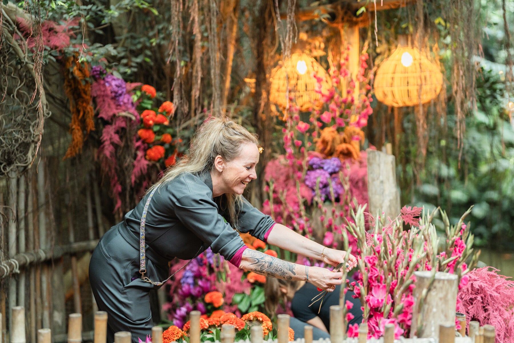 Bloemisten aan het werk trouwceremonie backdrop. Jannekedesign. Leafsum. Wedding and Dreams. Trouwen. Bruiloft.