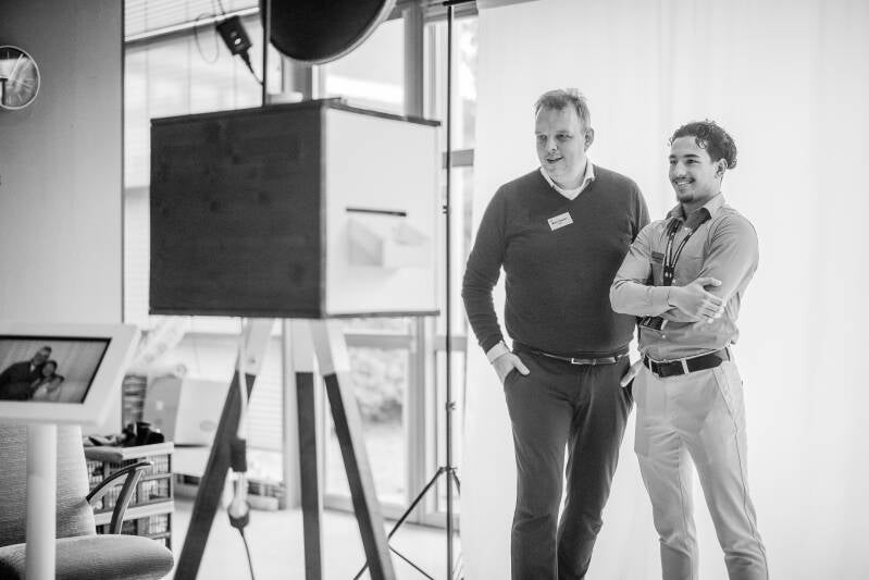 Twee gasten staan met veel enthousiastme voor de photobooth van Photobooths Nederland. Gastblog voor Wedding and Dreams, weddingplanner Nederland en Griekenland. 