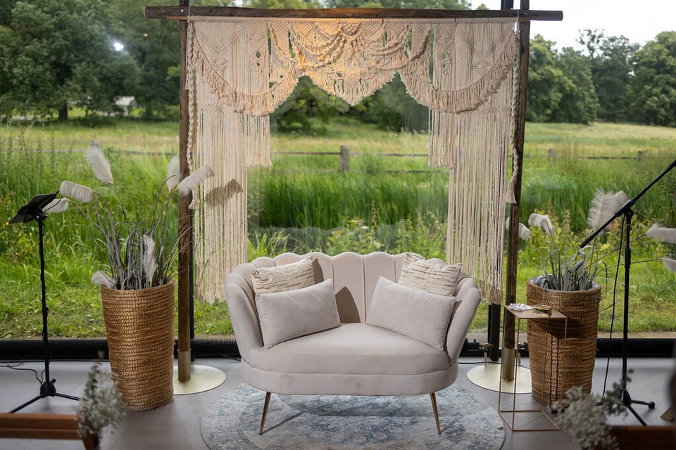 Setting voor de huwelijksceremonie met bankje en backdrop. Boho bruiloft. Ibiza bruiloft. Trouwlocatie in Arnhem.