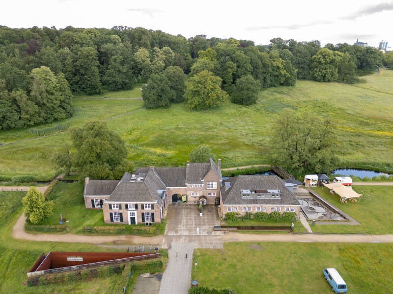 Drone foto van trouwlocatie Grandcafe Aan de Beek, naast het Watermuseum  in Sonsbeek park in Anrhem. 