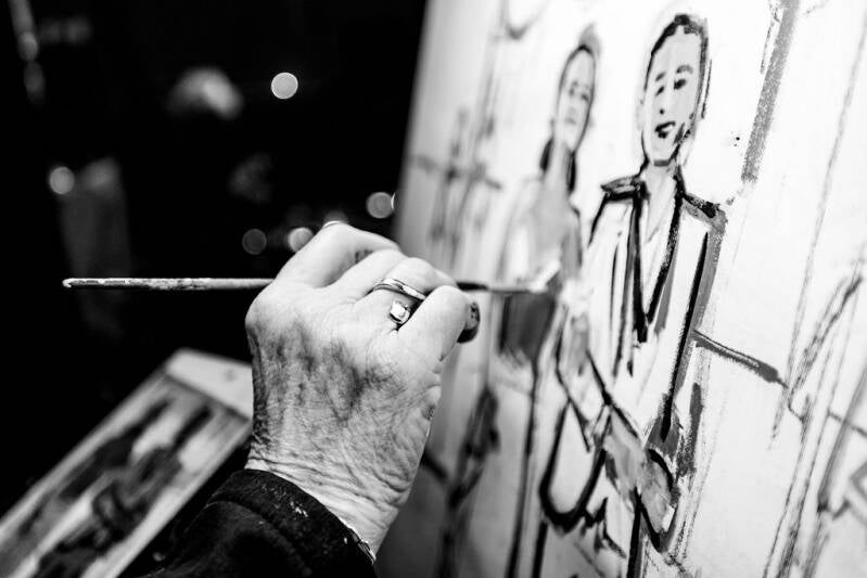 Tijdens het huweljksfeest maakt een livepainter een prachtig schilderij van het bruidspaar waarop de huwelijksceremonie te zien is. 