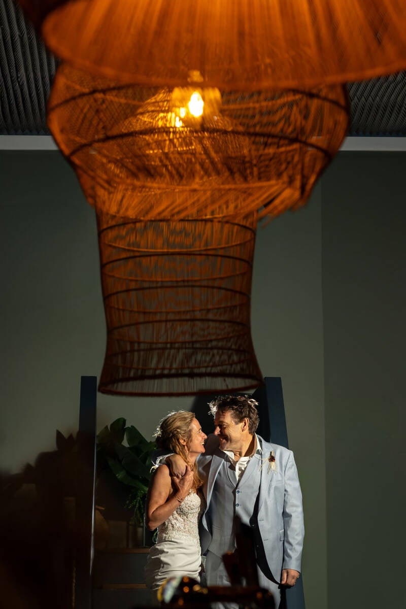 Wenshuwelijk; het bruidspaar staat op een trap en kijkt elkaar verlieft aan.