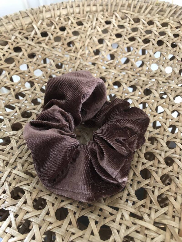 Bruine fijne rib scrunchies