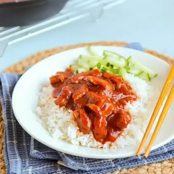 Gebakken rijst met, in de slowcooker gegaardee, babi pangang