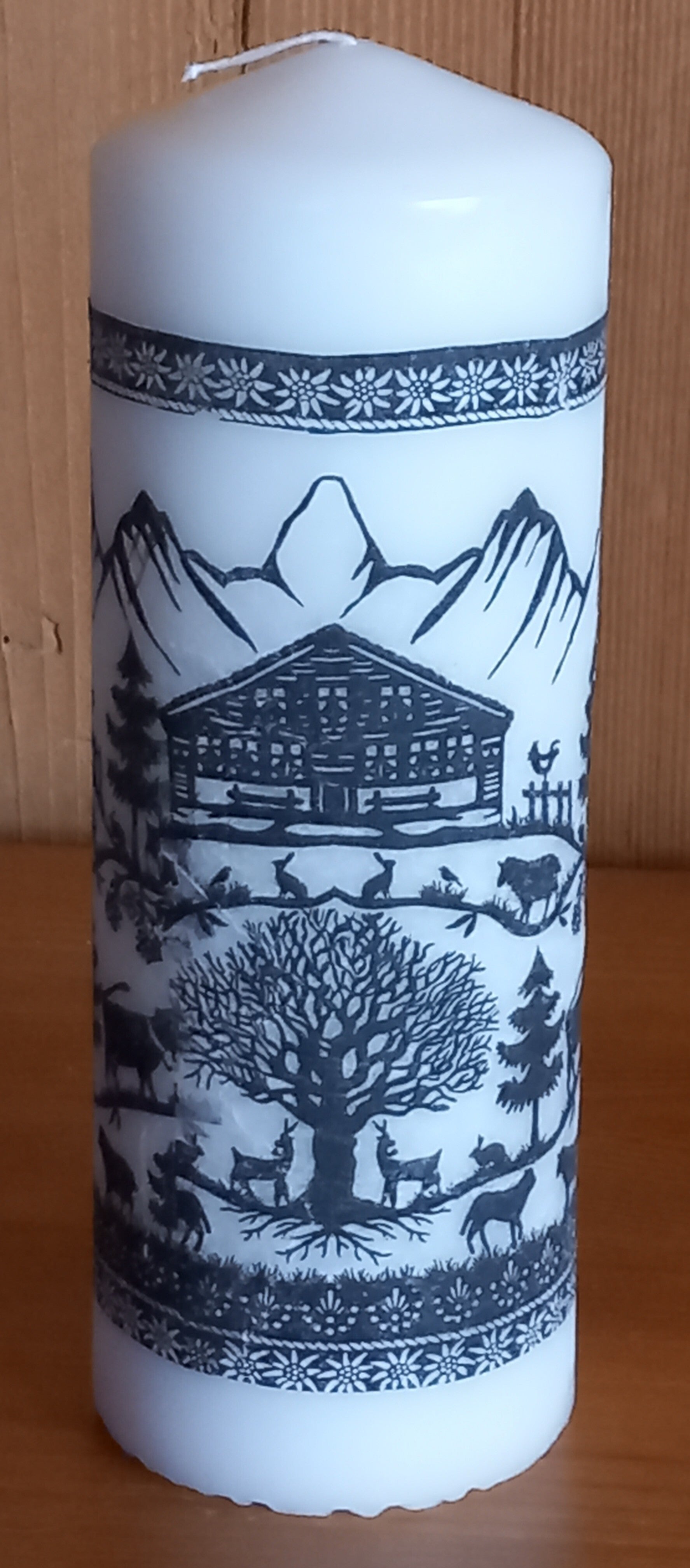 Kerze  Scherenschnitt Alpleben mittel - 19 x 6.8 cm - Art. Nr. 114