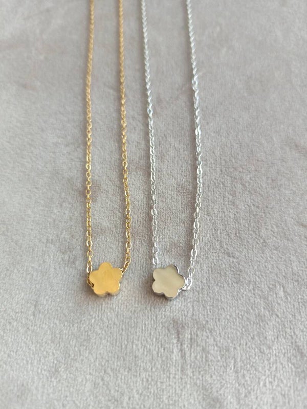 Ketting met bloem bedel